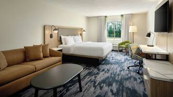 Escritorio, cortinas blackout y tabla de planchar con plancha