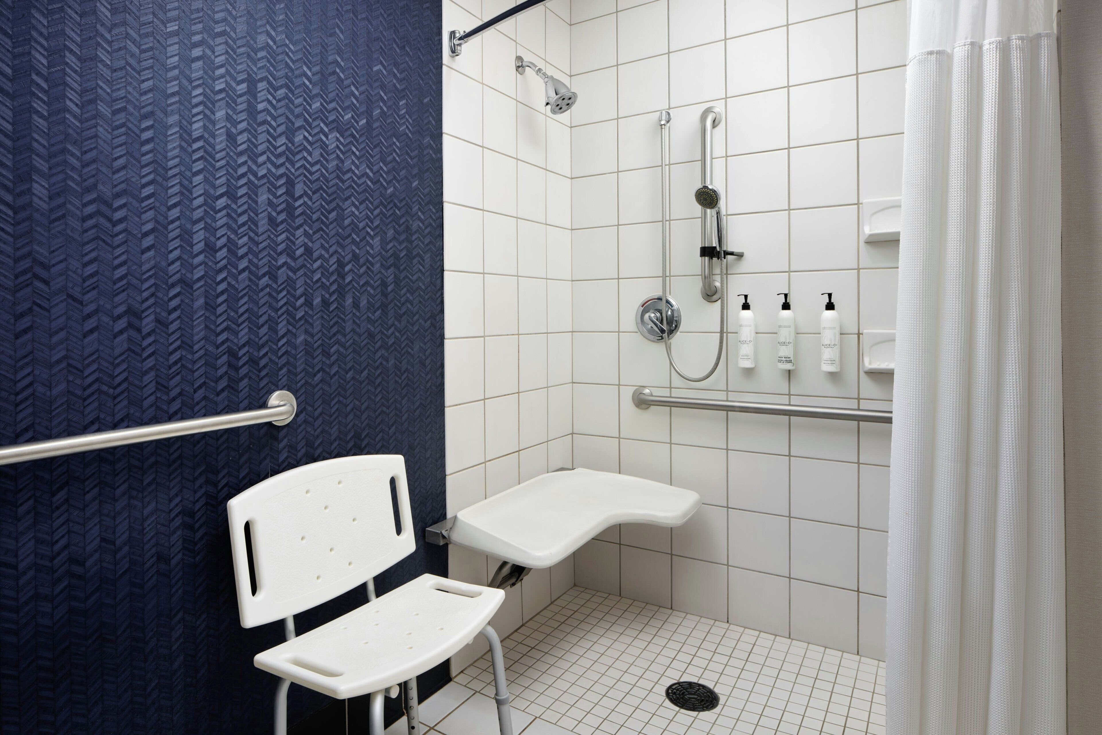 combined shower/bathtub, hydromassage showerhead, free toiletries