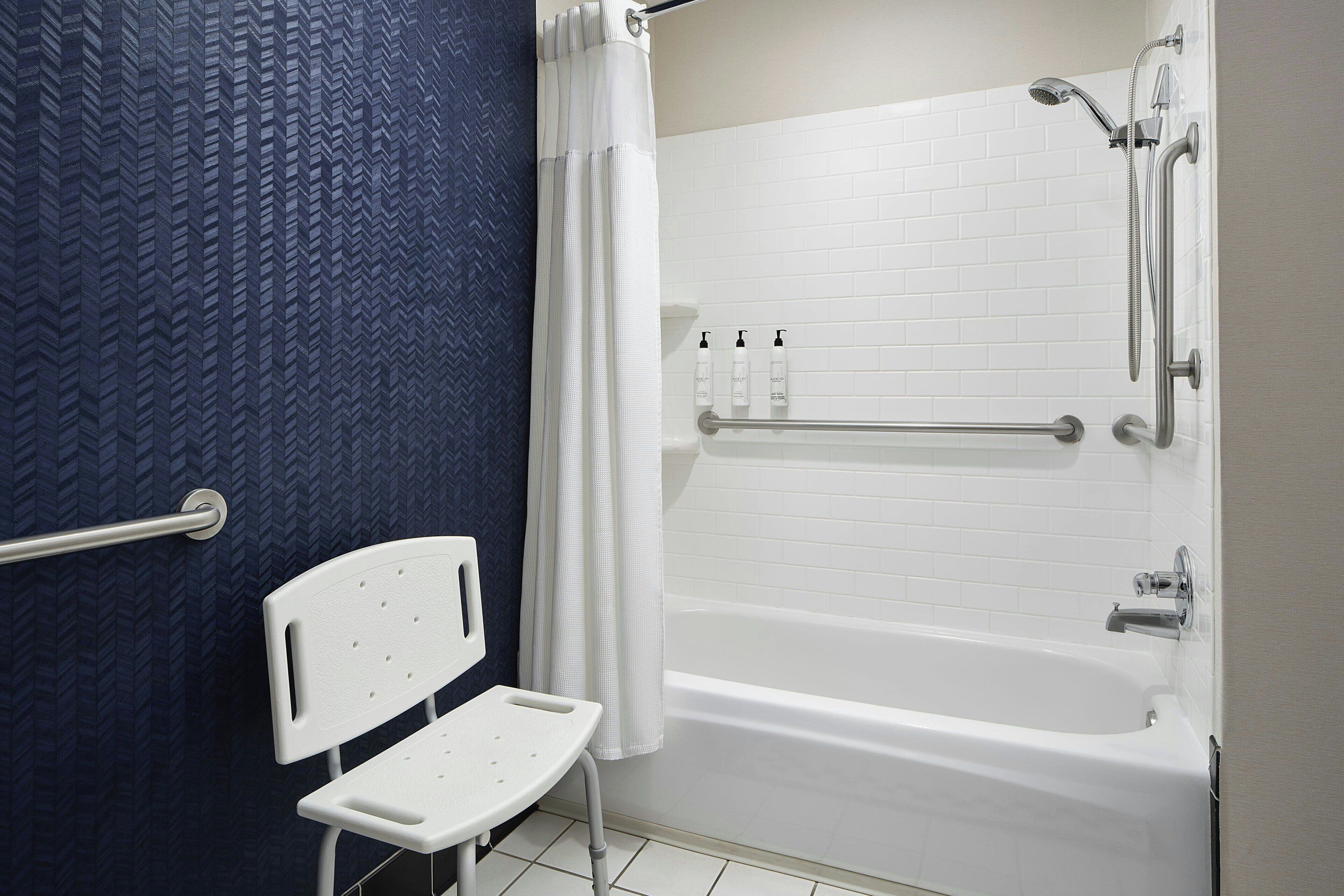 combined shower/bathtub, hydromassage showerhead, free toiletries