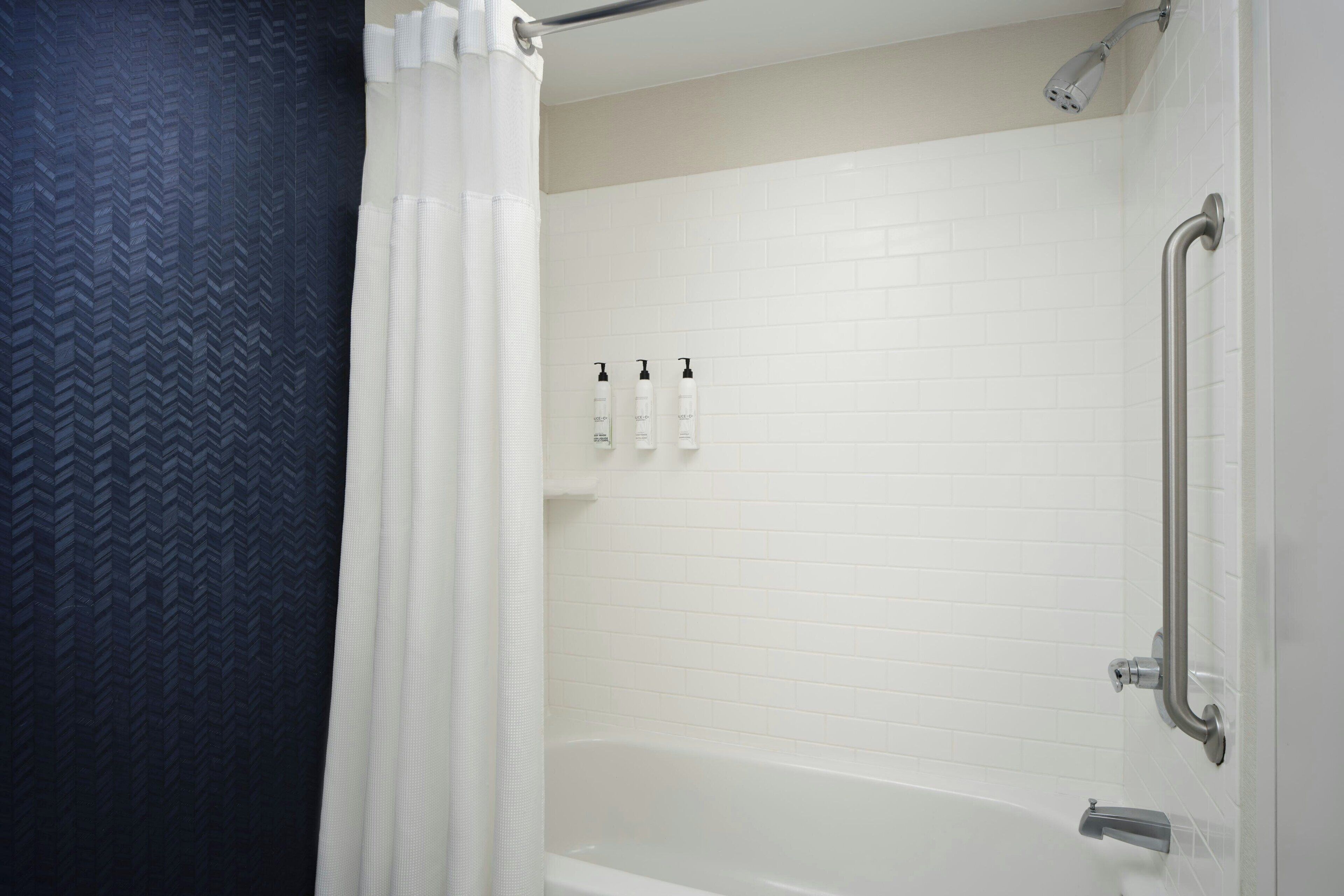 combined shower/bathtub, hydromassage showerhead, free toiletries