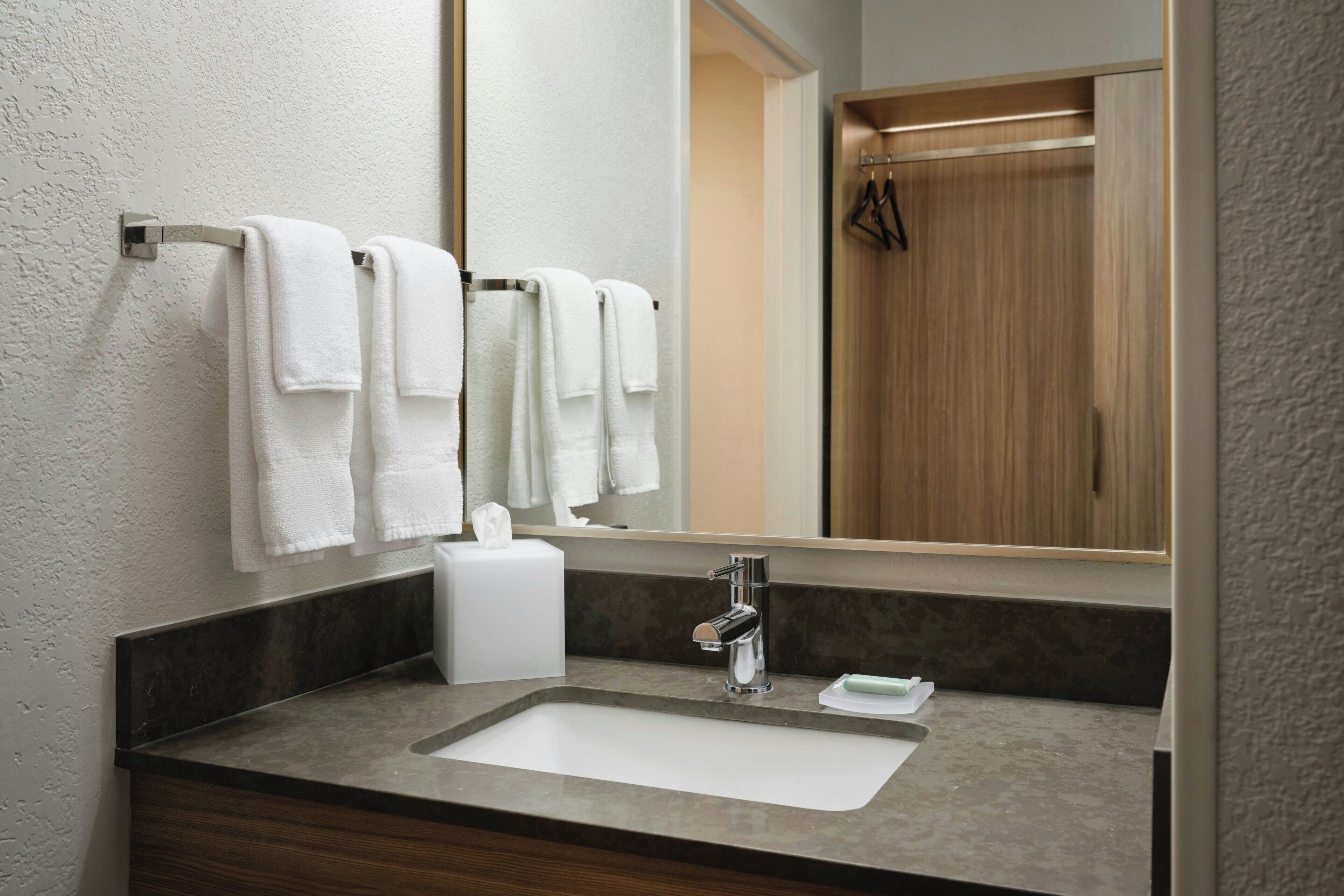 combined shower/bathtub, hydromassage showerhead, free toiletries