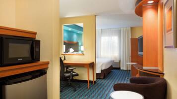 Executive Suite, 1 King Bed with Sofa bed | Desk, iron/ironing board, free cribs/infant beds, free WiFi