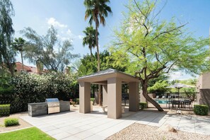 BBQ/picnic area - SpringHill Suites Scottsdale North (Phoenix)