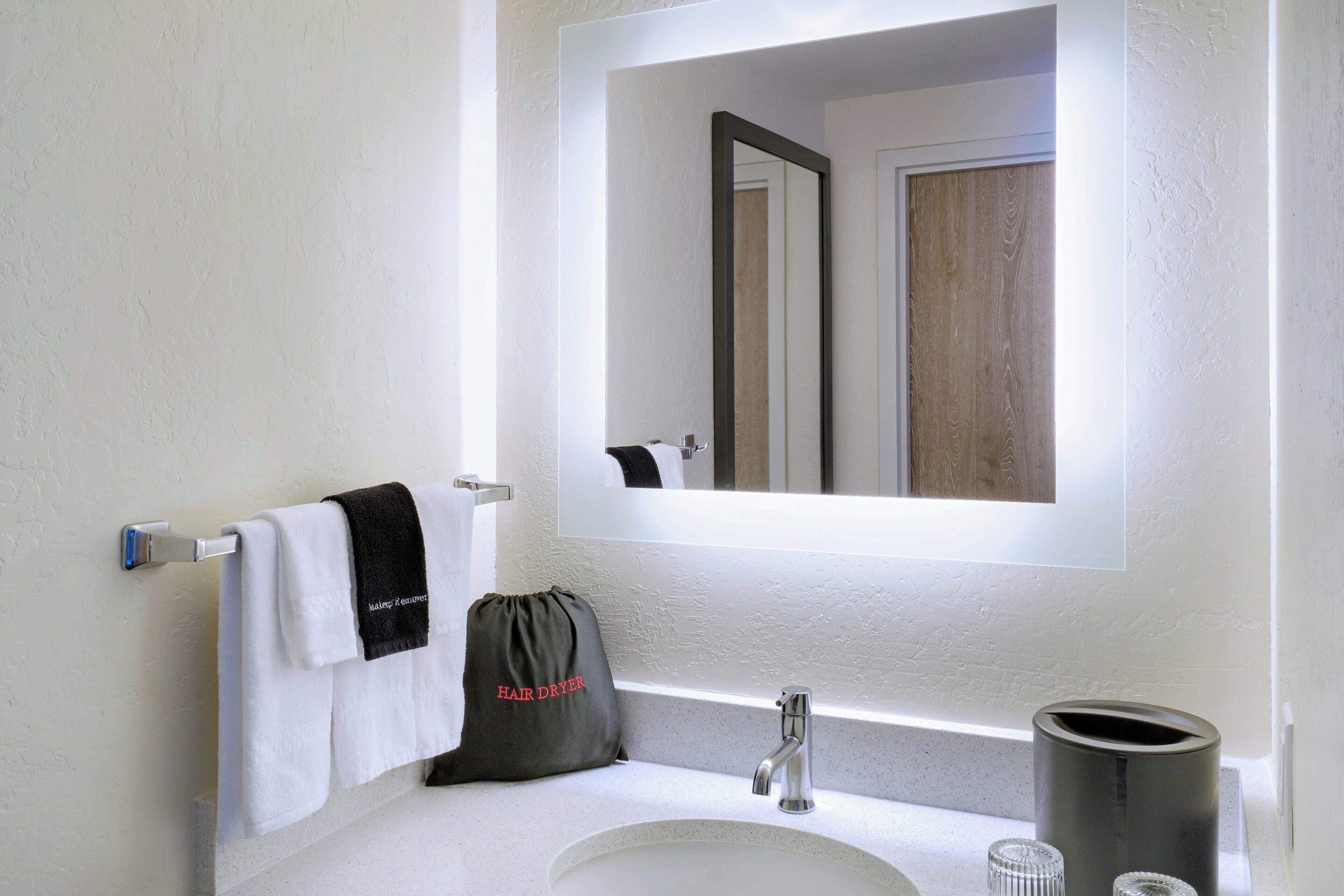 combined shower/bathtub, hair dryer