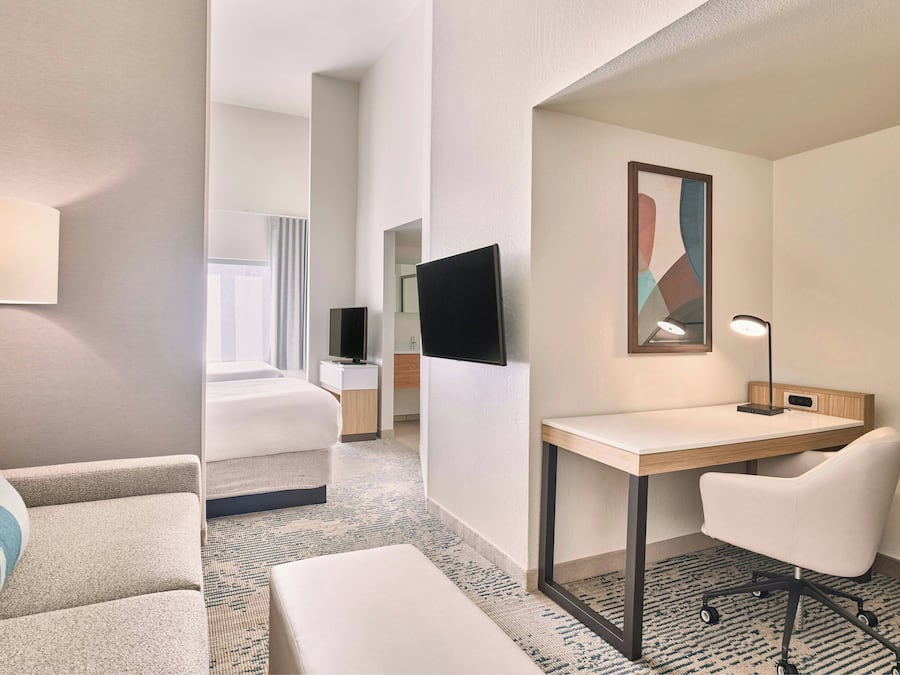 Suite, plusieurs lits | Salle de séjour | TV connectée, Netflix