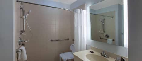 Un baño con ducha, inodoro y lavamanos.