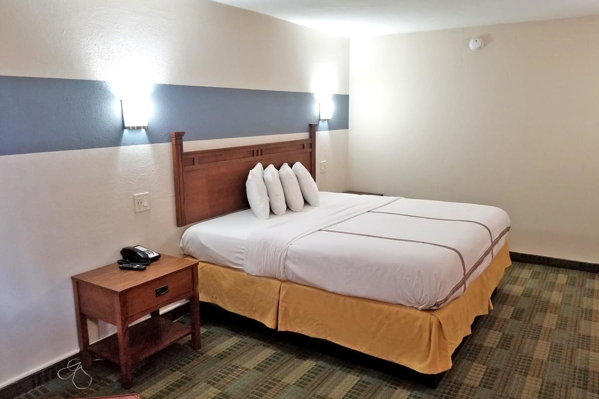 Rollaway beds, Internet, alarm clocks