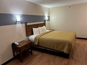 Suite, 1 cama King size, para no fumadores | Baño | Amenidades de baño gratuitas, secadora de cabello, toallas 
