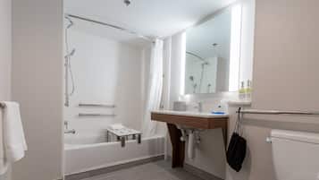 Uma casa de banho moderna com banheira, chuveiro, sanita e lavatório.