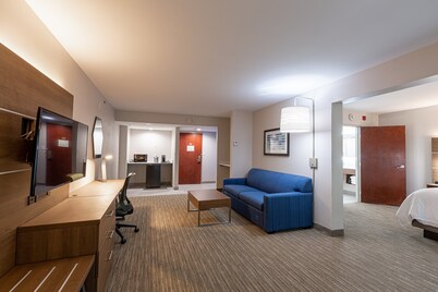 Holiday Inn Express & Suites Arlington North - Stadium Area by IHG