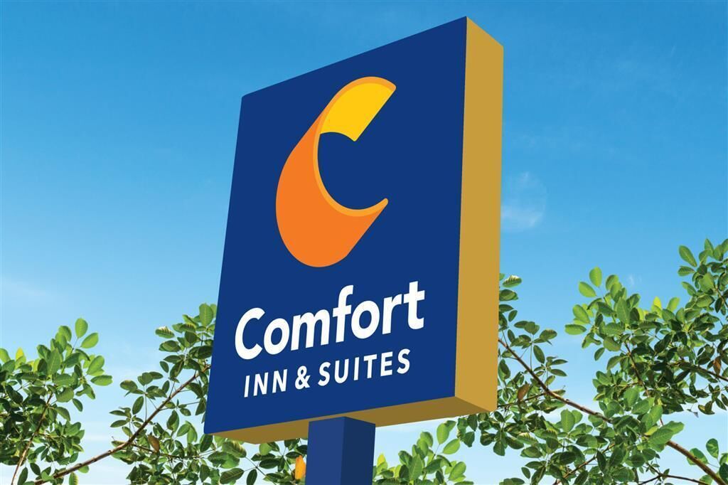 Une enseigne pour le Comfort Inn & Suites, avec un logo représentant la lettre « C » dans un style épuré.