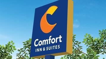Une enseigne pour le Comfort Inn & Suites, avec un logo représentant la lettre « C » dans un style épuré.