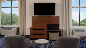 Suite, 1 slaapkamer, op de hoek (Mobility Accessible, Tub) | Luxe beddengoed, een bureau, een laptopwerkplek