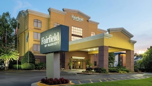 A Fairfield by Marriott hotel entrance with a covered driveway and landscaped area. - Fairfield Inn & Suites Atlanta Airport South/Sullivan Road (College Park)