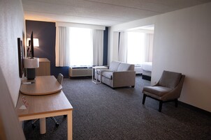 Studio, 1 King Bed | Desk, blackout drapes, iron/ironing board, free cribs/infant beds