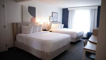 Peti besi dalam bilik, meja, langsir/tirai gelap terus