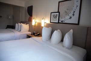 Escritorio, cortinas opacas, tabla de planchar con plancha