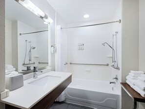 Standard Room, 2 Queen Beds, Accessible (Mobil, Tub) | Bathroom | Towels