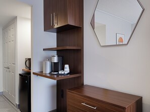 Habitación estándar, 2 camas Queen size | Escritorio y espacio para trabajar con laptop 
