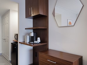 Habitación estándar, 2 camas Queen size | Escritorio y espacio para trabajar con laptop