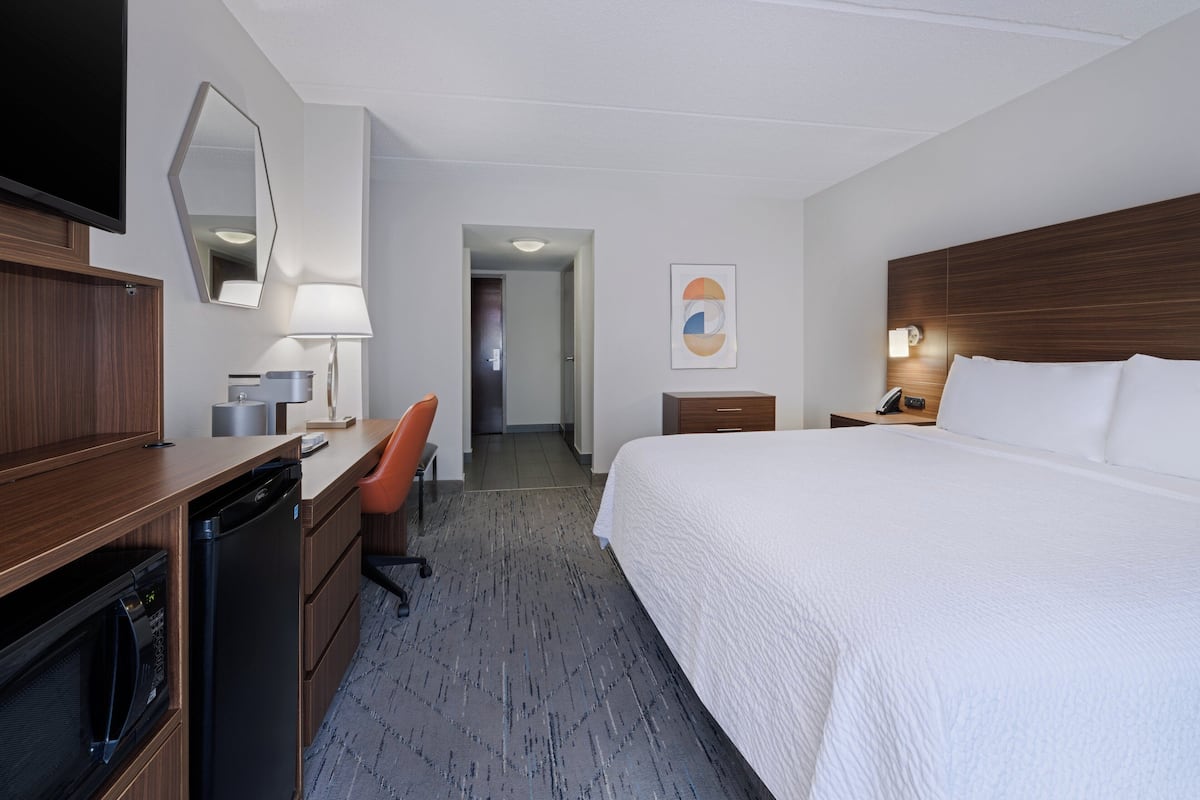 Standard Room, 1 King Bed, Accessible (Comm, Trf Shwr) | Desk, laptop workspace, iron/ironing board, cribs/infant beds