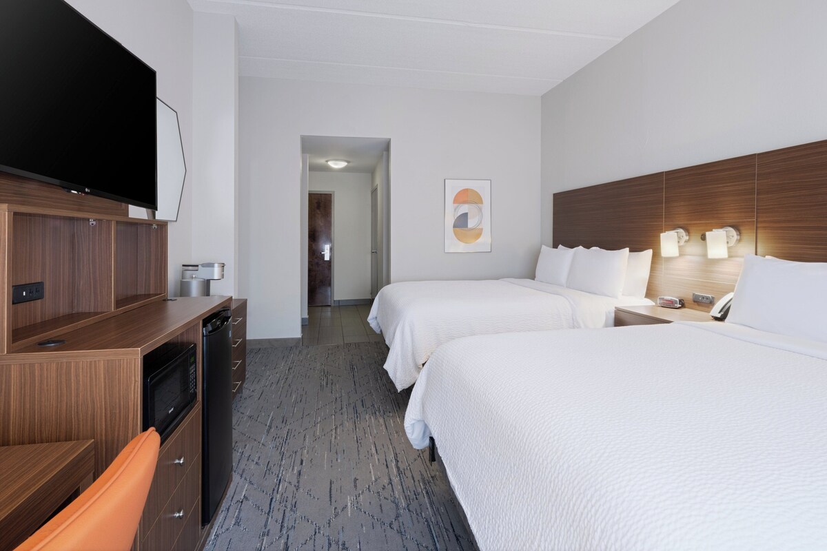 Chambre Standard, 2 grands lits, accessible aux personnes à mobilité réduite (Comm, Tub) | Bureau, espace de travail pour ordinateurs portables