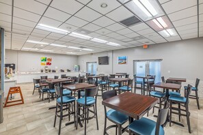 Free continental breakfast on weekdays 