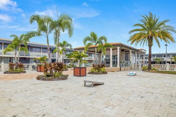 Courtyard at Quality Inn and Conference Center Tampa-Brandon