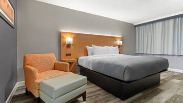 Luxe beddengoed, een bureau, verduisterende gordijnen