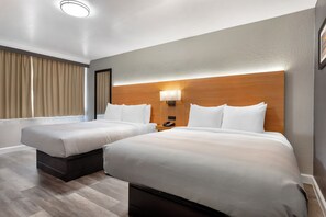 Habitación, 2 camas Queen size, para no fumadores | Ropa de cama de alta calidad, escritorio y cortinas blackout 
