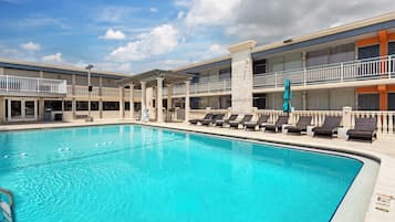 Una piscina al aire libre (de 08:00 a 21:00), sombrillas, tumbonas