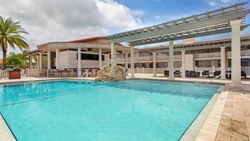 Standard Room, 1 King Bed, Non Smoking, Pool Side | Privézwembad