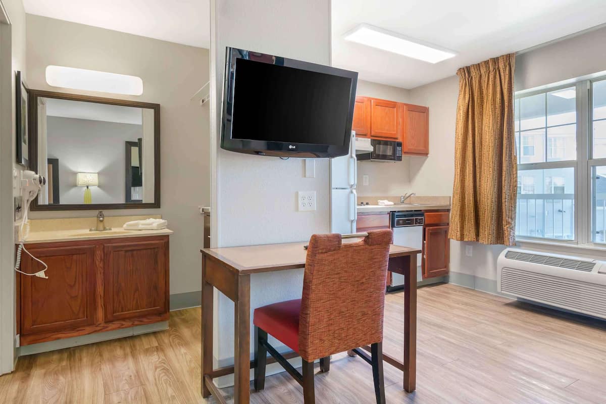 Studio, 1 Queen Bed, Non Smoking | Premium bedding, pillowtop beds, desk, laptop workspace