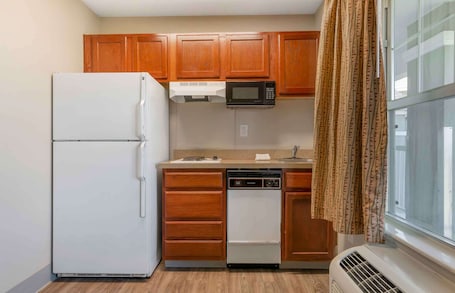 Premium bedding, pillowtop beds, desk, laptop workspace