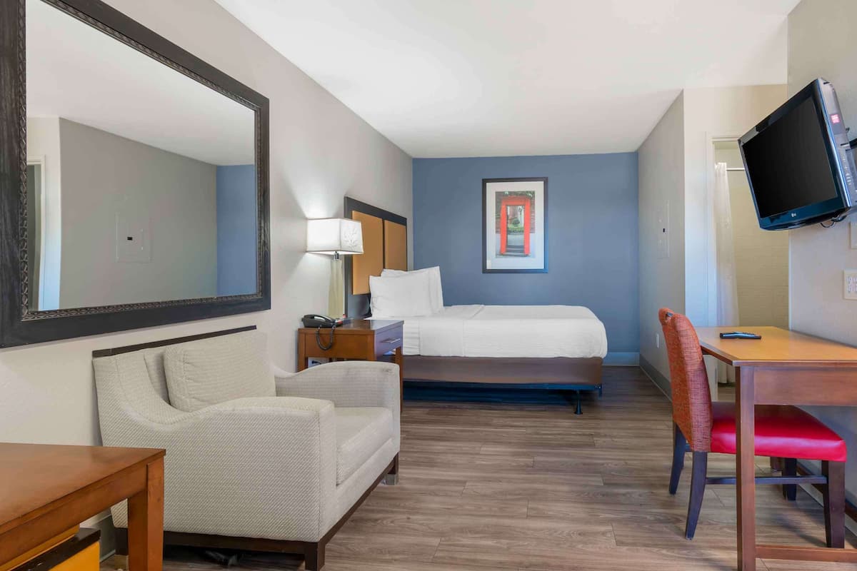 Studio, 1 Queen Bed, Non Smoking | Premium bedding, pillowtop beds, desk, laptop workspace