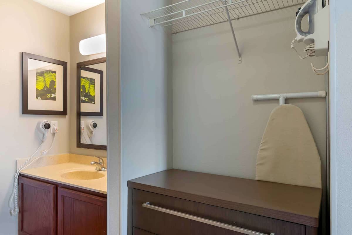 Combined shower/tub, free toiletries, hair dryer, towels