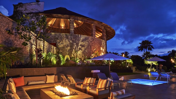 A poolside area with a fire pit, lounge chairs, and umbrellas. - Hotel Wailea, Relais & Chateaux - Adults Only (Kihei)