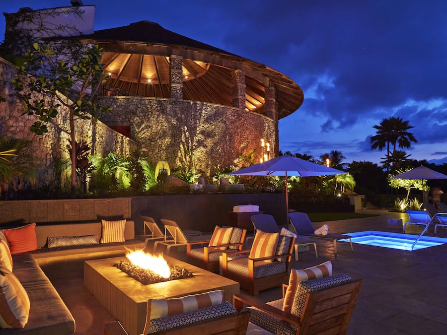 Bañera de hidromasaje al aire libre