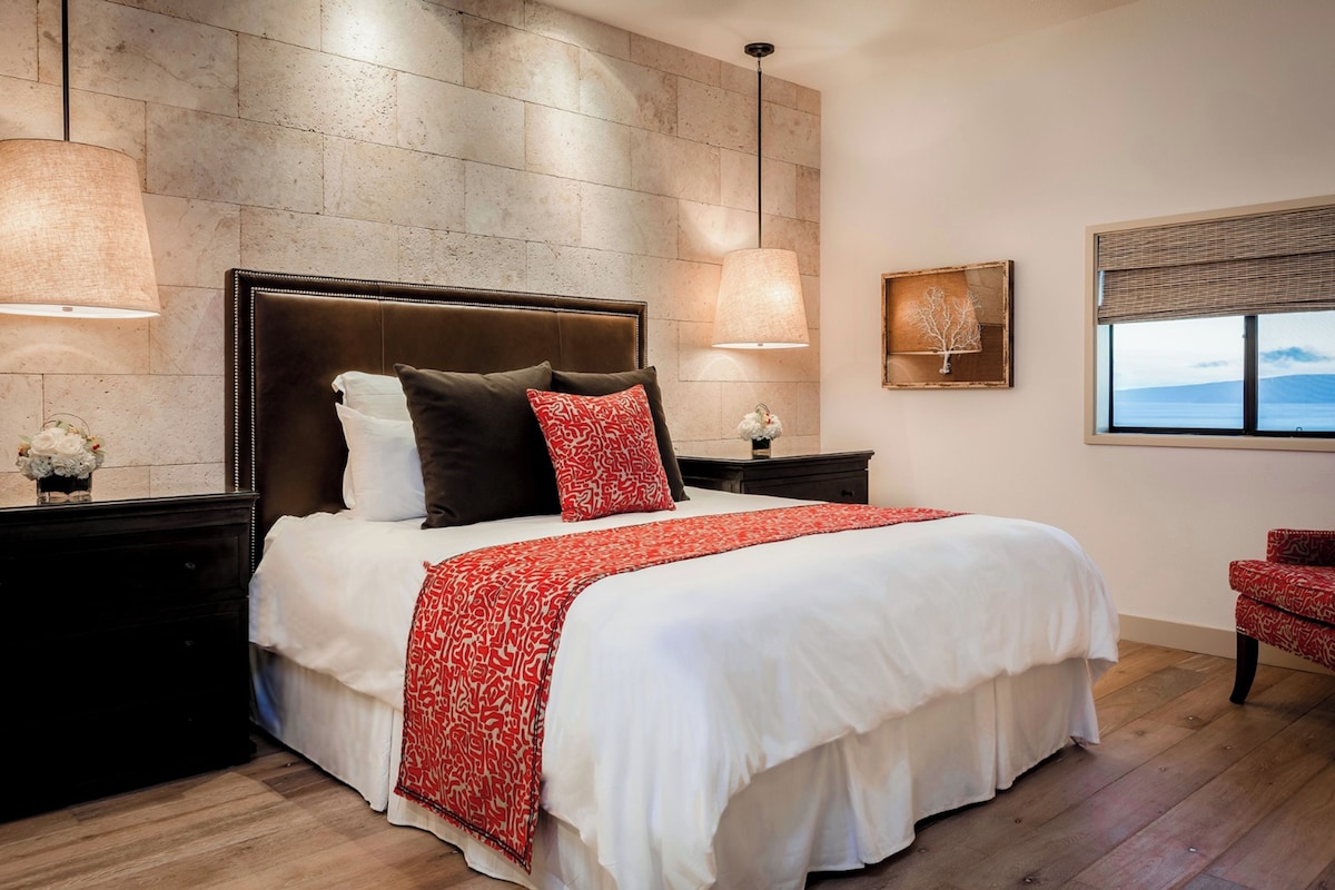 Suite, 1 King Bed, Partial Ocean View