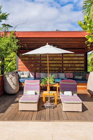 室外泳池；躺椅