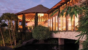 A resort with a pool, a covered outdoor area, and a stone wall. - Hotel Wailea, Relais & Chateaux - Adults Only (Kihei)