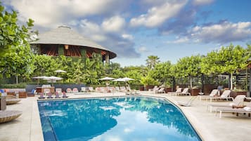 Alberca al aire libre y camastros