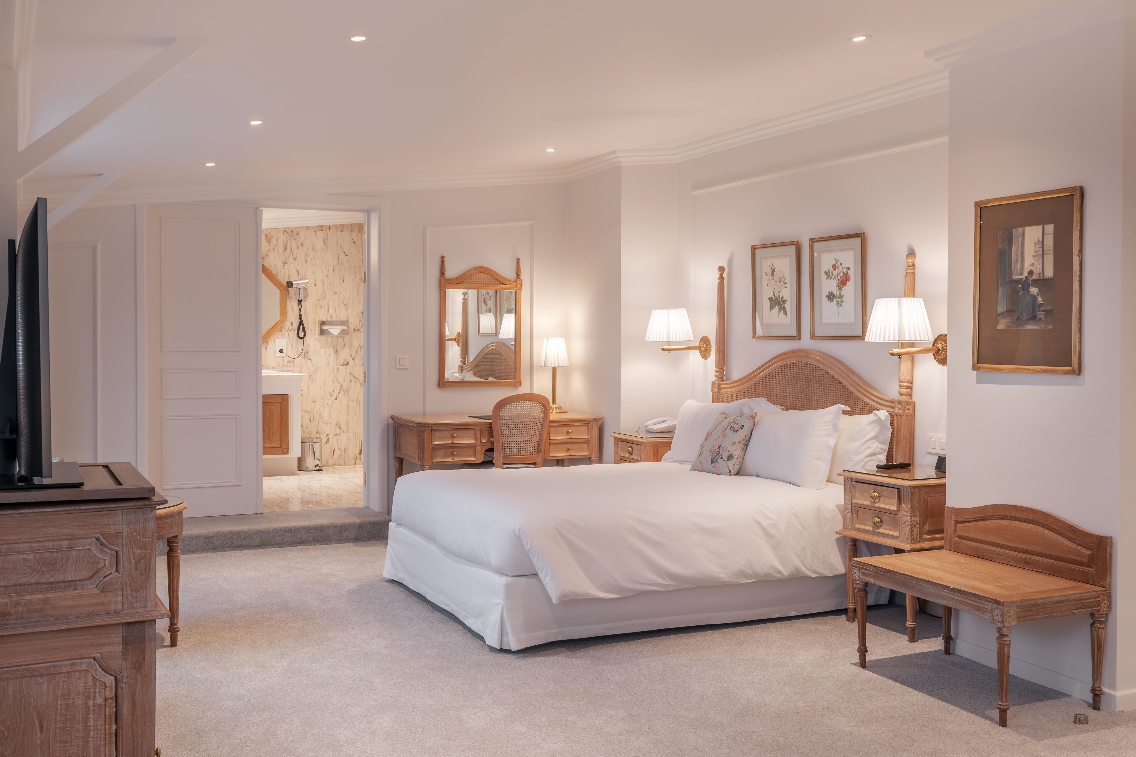 suite | premium bedding, minibar, in-room safe, desk