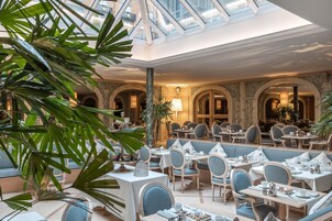 Se ofrece un desayuno bufé (35 EUR por persona)