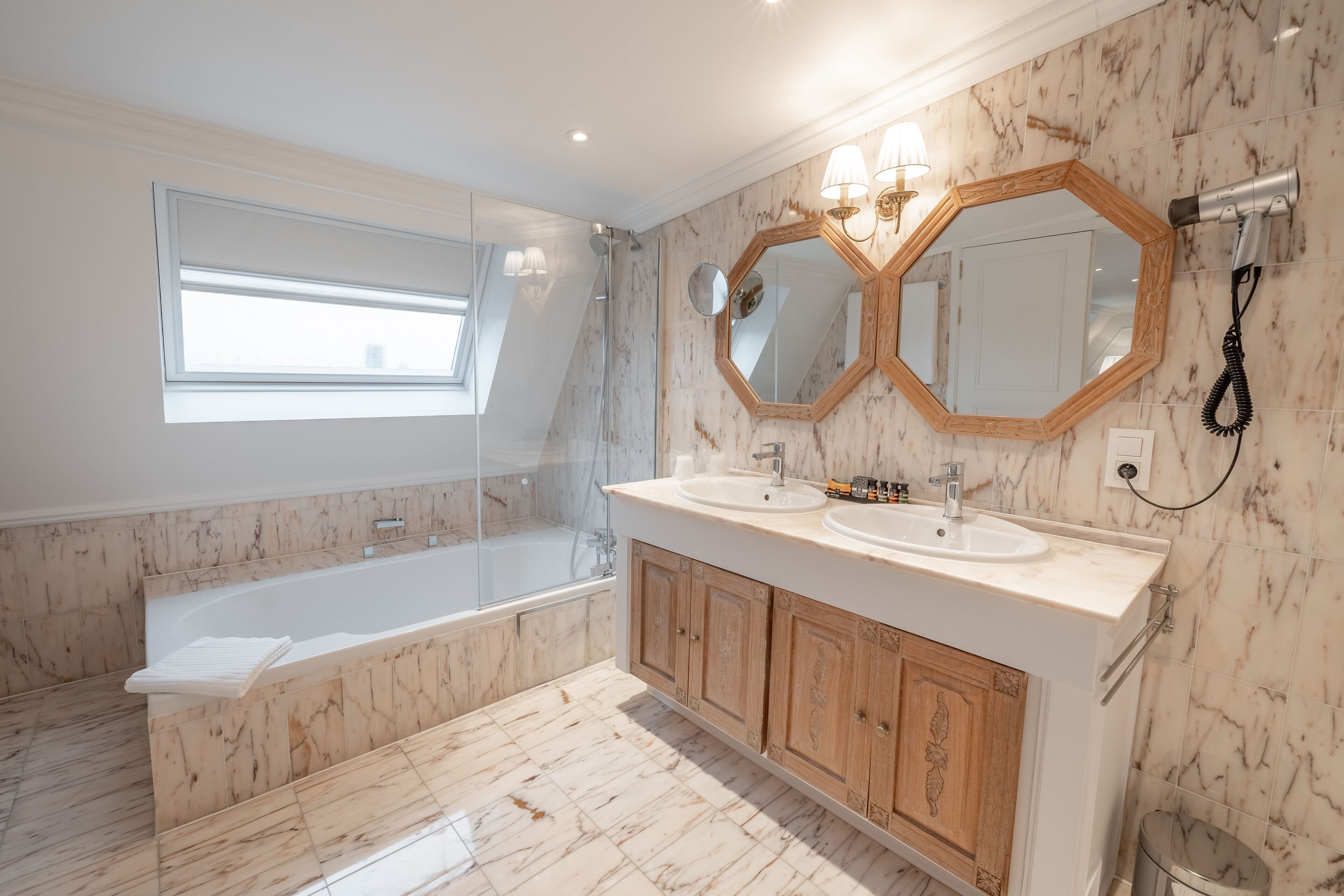 suite | bathroom | combined shower/bathtub, free toiletries, hair dryer, bathrobes