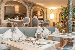 Desayuno buffet (EUR 35 por persona) 