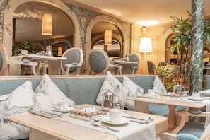 Desayuno buffet (EUR 35 por persona)