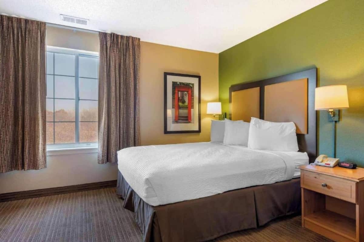 Desk, iron/ironing board, free WiFi, bed sheets