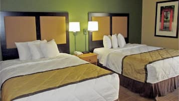 Escritorio, tabla de planchar con plancha, wifi gratis y ropa de cama