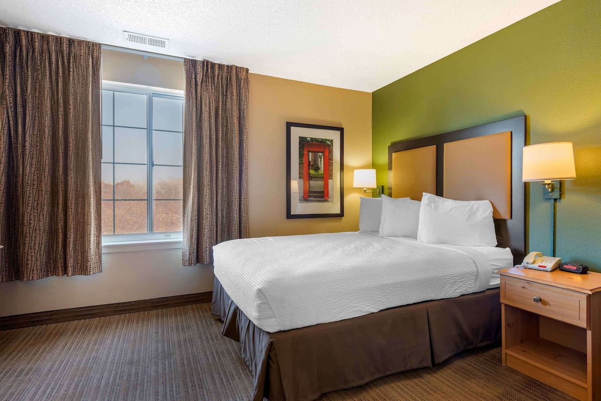 Desk, iron/ironing board, free WiFi, bed sheets